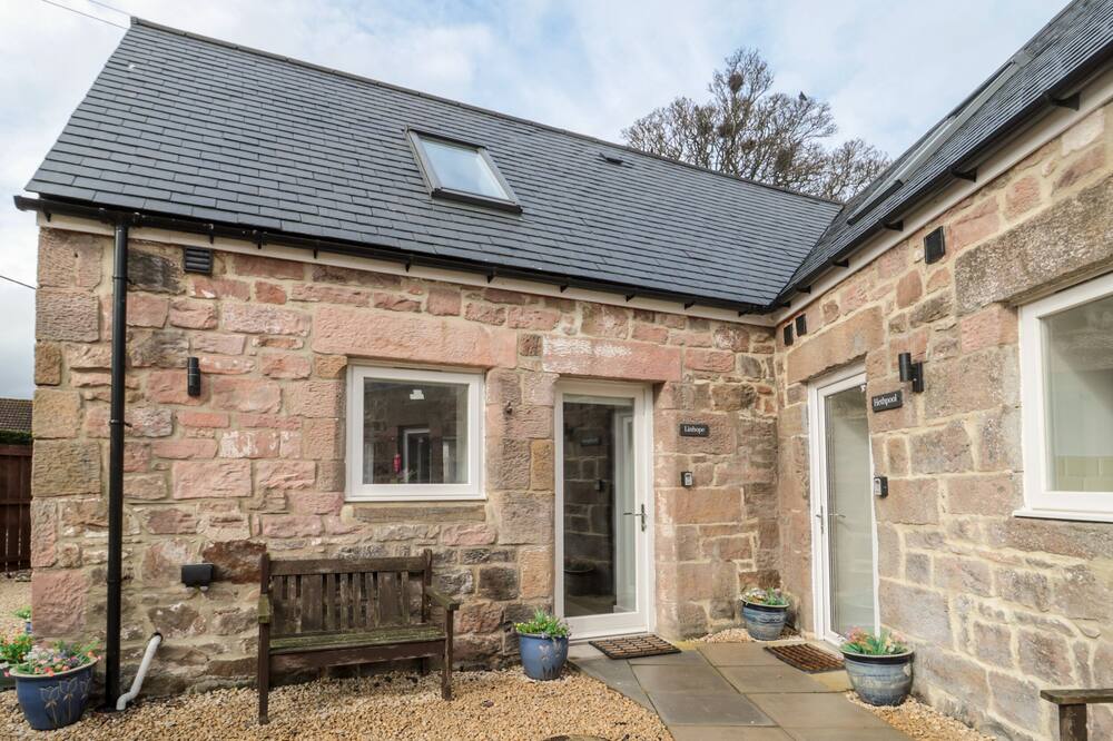 LINHOPE, pet friendly, character holiday cottage in Wooler