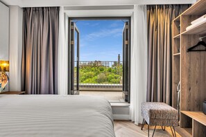 Vantage Studio with Balcony and View | Vista desde la habitación