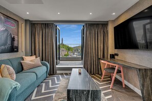 The Bonnie Suite | Living room | 45-inch Smart TV with digital channels, TV, heated floors - Roomzzz Edinburgh (Edinburgh)