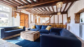 Een open haard, tafelvoetbal, een tafeltennistafel en boeken