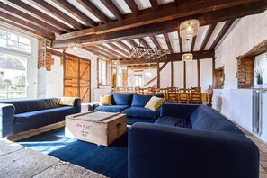 Fireplace, foosball, table tennis, books - Gîte 14 people - 5 bedrooms - 5 bathrooms - Large spaces (Fontaine-sur-Ay)