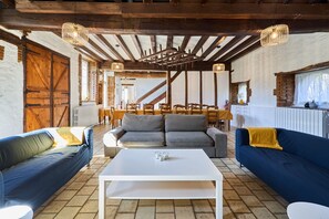 Een open haard, tafelvoetbal, een tafeltennistafel en boeken