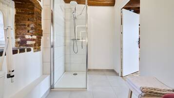 Douche, sèche-cheveux, serviettes fournies, savon