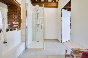 Douche, séchoir à cheveux, serviettes fournies, savon