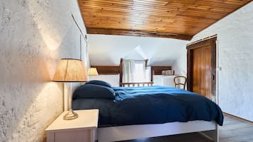 6 quartos, ferros/tábuas de passar roupa, berço de viagem