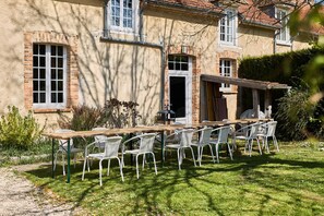 Outdoor dining - Gîte 14 people - 5 bedrooms - 5 bathrooms - Large spaces (Fontaine-sur-Ay)