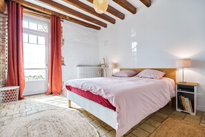 6 bedrooms, iron/ironing board, travel cot, free WiFi