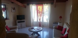 Smart-TV, DVD-spiller, bordtennis og musikkbibliotek