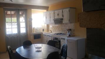 JÀÀkaappi, mikroaaltouuni, uuni, liesi