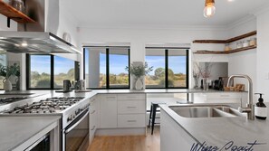Microwave, oven, stovetop, dishwasher - HaltandHide by Wine Coast Holiday Rentals (SEAFORD)