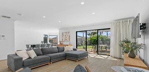 TV - HaltandHide by Wine Coast Holiday Rentals (SEAFORD)