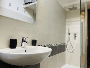 Combined shower/tub, hair dryer, bidet, towels