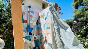 A small, enclosed shower area with a mosaic tile wall and a wooden frame. - Residence Oasi La Cinta Centro (San Teodoro)