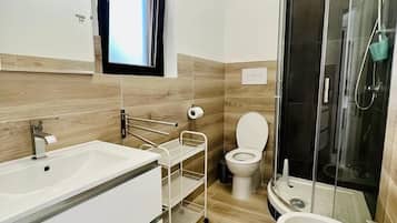 Appartamento | Bagno | Doccia, asciugacapelli, bidet