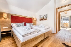 3 bedrooms, travel cot, WiFi, bed sheets