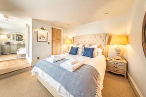 Minibar, decoración personalizada, muebles diferentes y wifi gratis