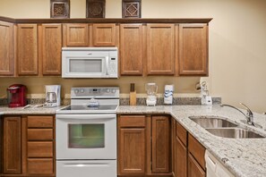 Macchina per tè/caffè, tostapane, tavolo da pranzo