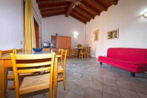 Apartment | Wohnbereich | 22-Zoll-Flachbildfernseher mit Kabelempfang, Fernseher