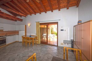 Apartment | Private kitchenette | Full-size fridge, stovetop, cookware/dishes/utensils, dining tables - Trilocale Fenicotteri D3 (San Teodoro)
