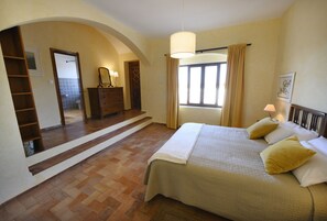 Family Suite | 1 bedroom, free WiFi, bed sheets
