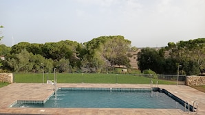 Una piscina al aire libre de temporada