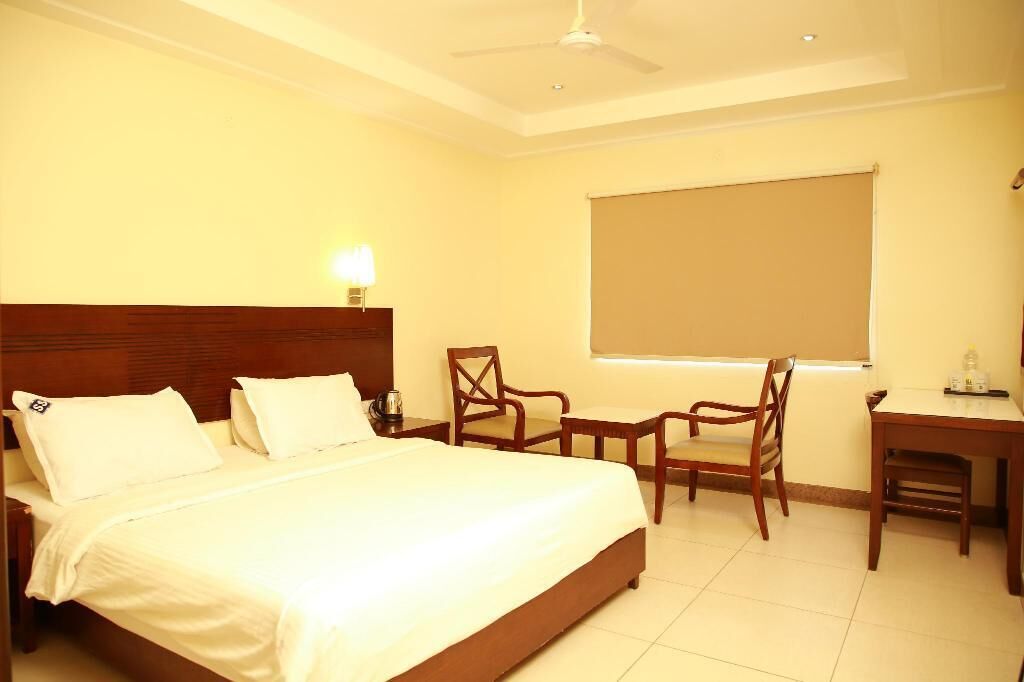 standard double room | 1 bedroom, in-room safe, desk, laptop workspace