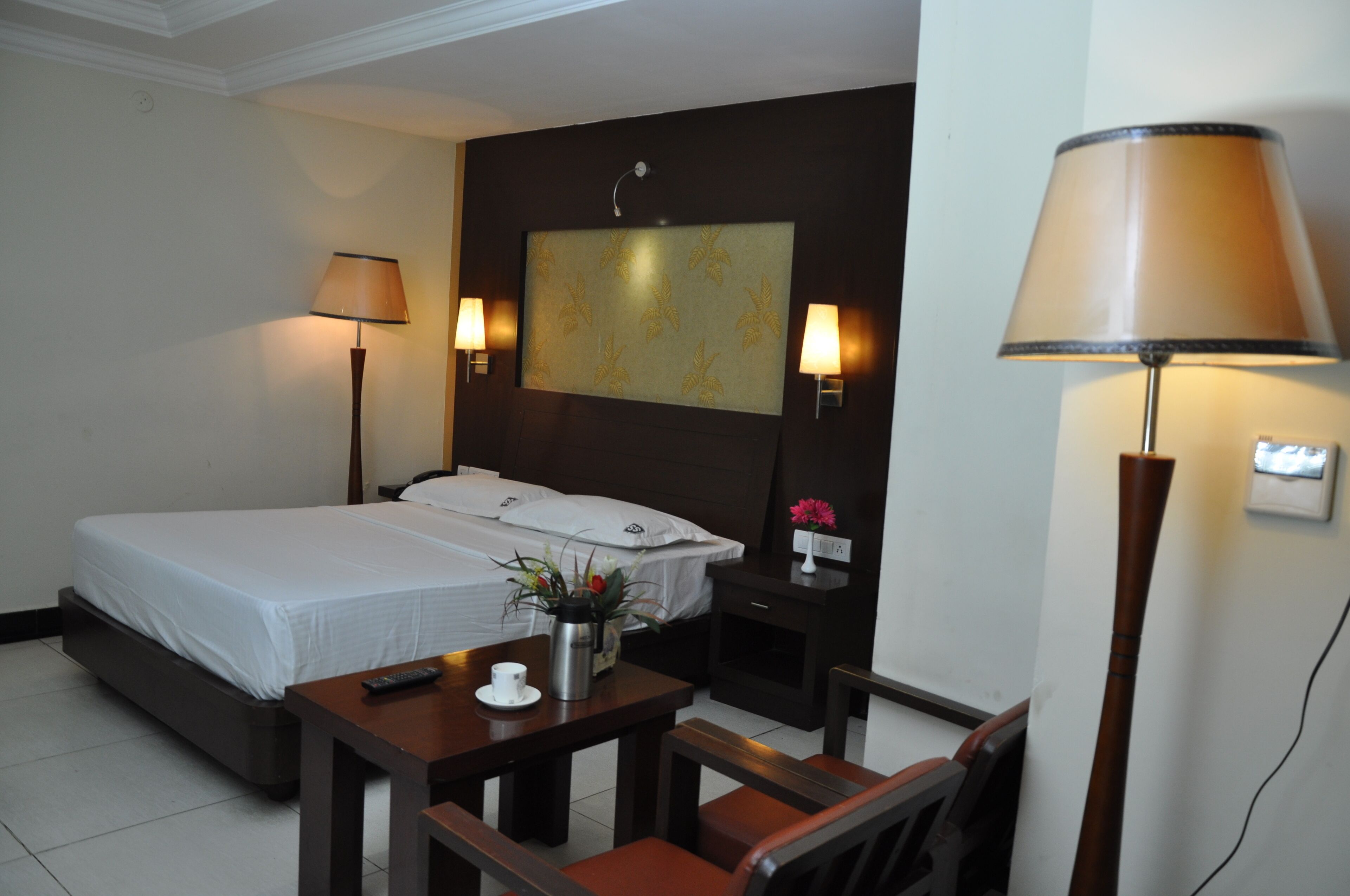 deluxe double or twin room | 1 bedroom, in-room safe, desk, laptop workspace