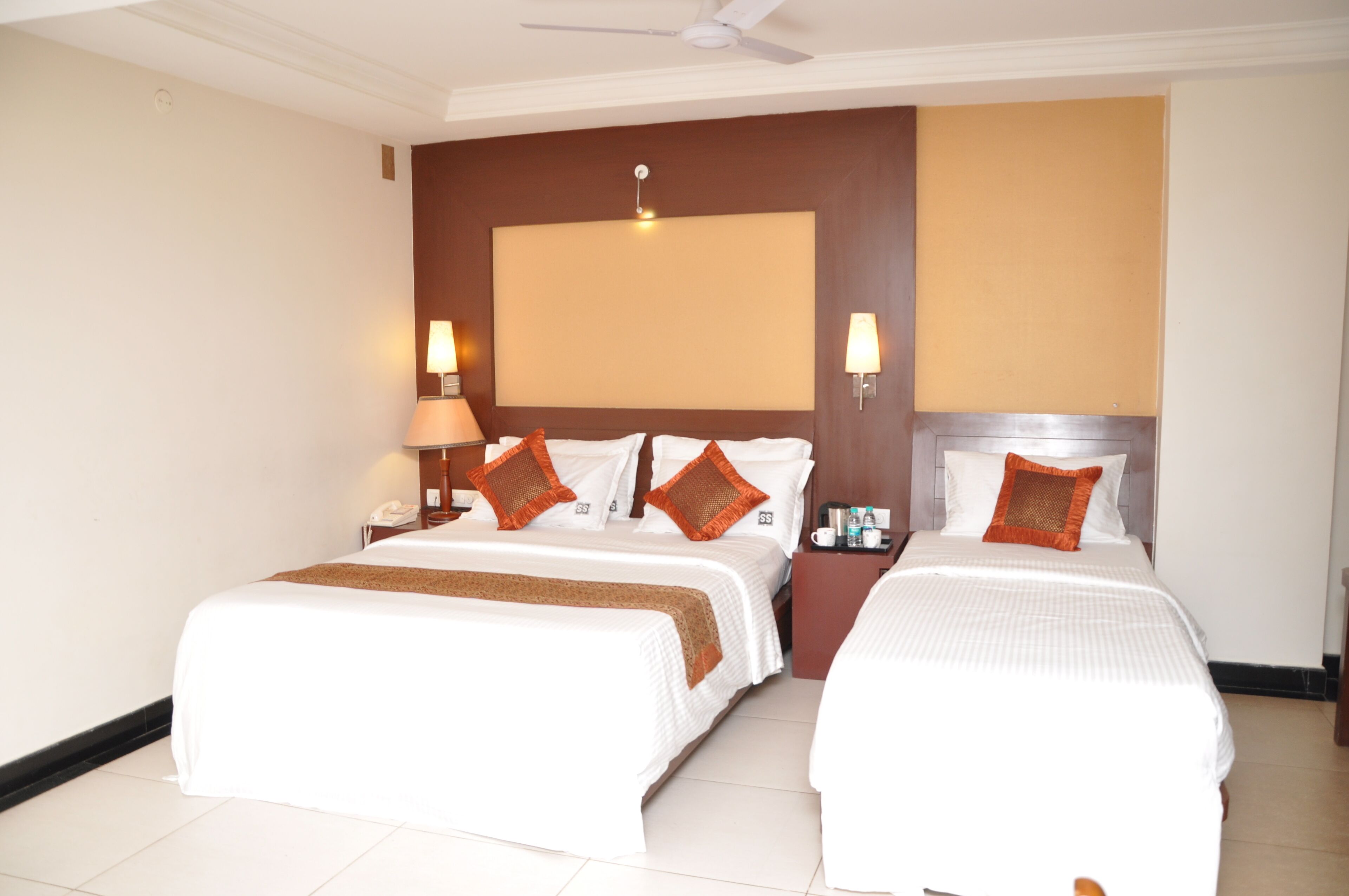 comfort triple room | 1 bedroom, in-room safe, desk, laptop workspace