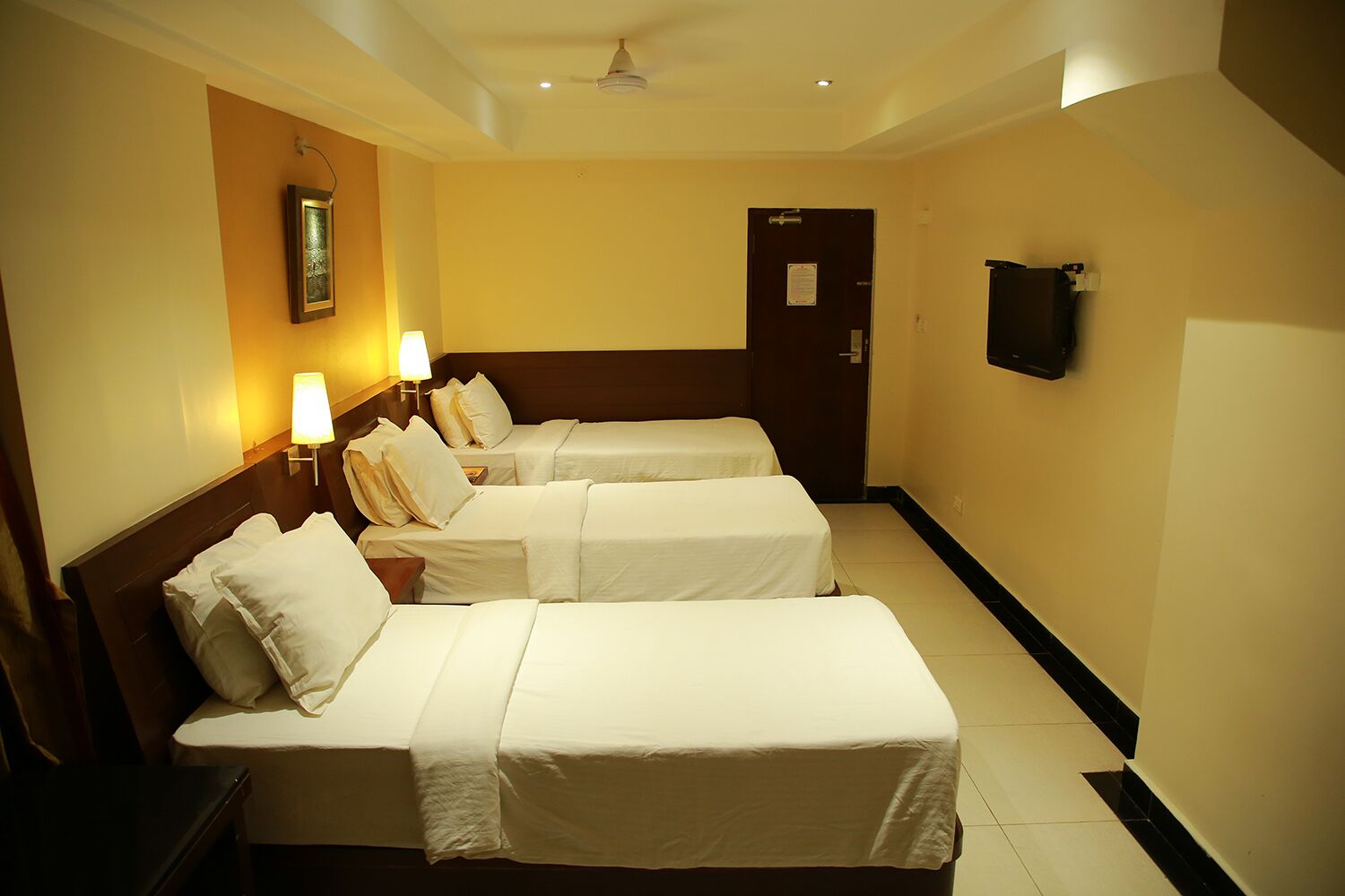 comfort triple room | 1 bedroom, in-room safe, desk, laptop workspace