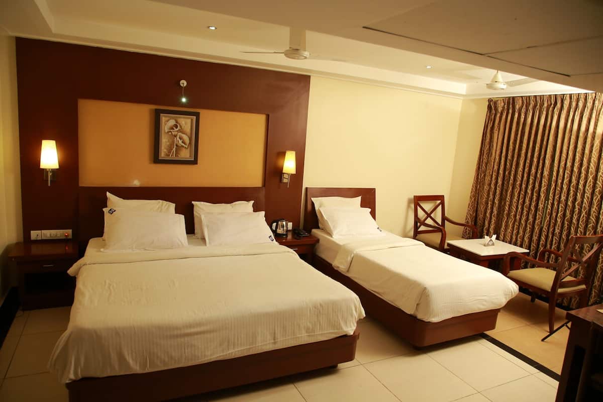 comfort triple room | 1 bedroom, in-room safe, desk, laptop workspace