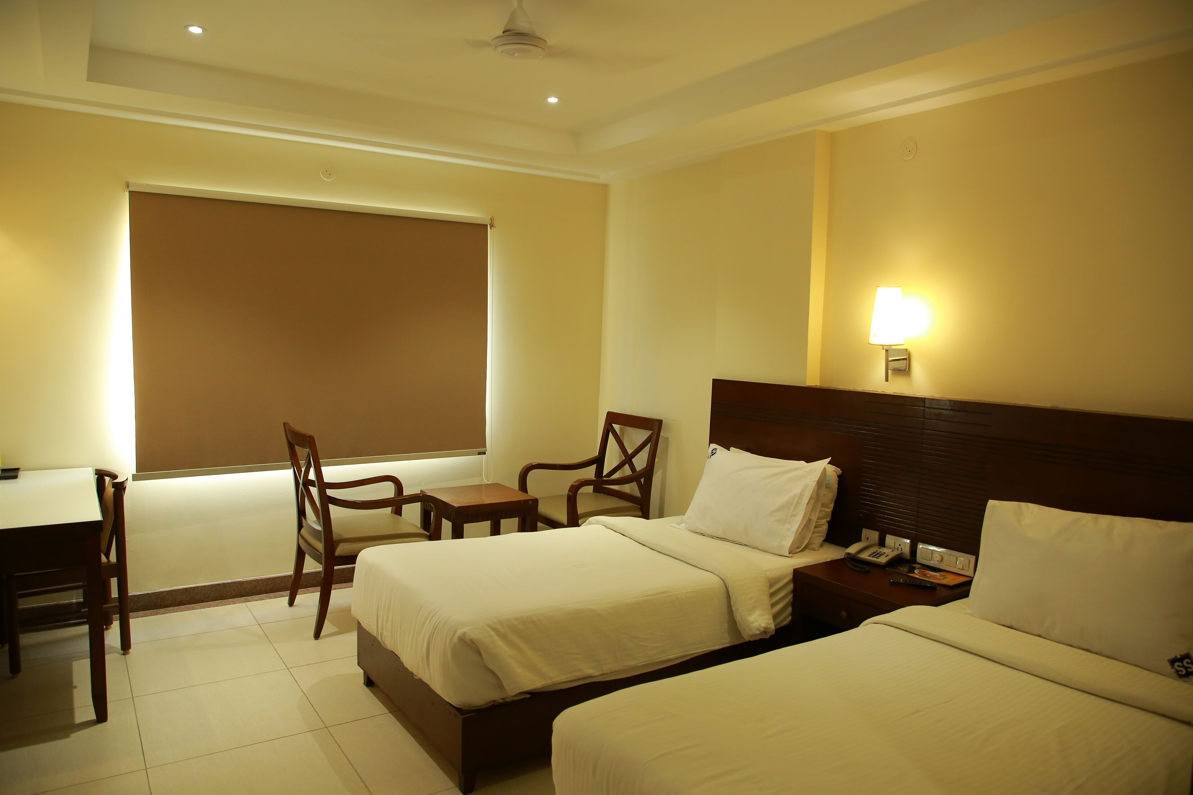 deluxe double or twin room | 1 bedroom, in-room safe, desk, laptop workspace