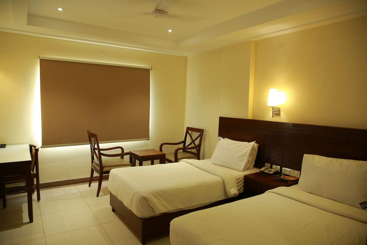 deluxe double or twin room | 1 bedroom, in-room safe, desk, laptop workspace
