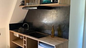 Réfrigérateur, micro-ondes, plaque de cuisson, cafetière/bouilloire