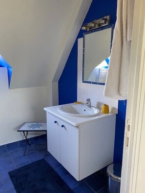 Douche, serviettes fournies, papier toilette