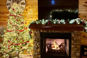 Interior - Starr Crest by Beyond Expectations: 5BR w/ Indoor Pool, Theater & Game Room (Sevierville)