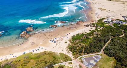 Five Pines Beach House at Birubi, 20 Robinson St - pet friendly, aircon and WiFi