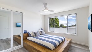 3 bedrooms, iron/ironing board, free WiFi - Five Pines Beach House at Birubi, 20 Robinson St - pet friendly, aircon and WiFi (Anna Bay)