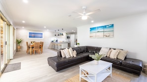 Smart TV - Fingal on Whitesands- all on ground level with air con, wi-fi and boat parking (Fingal Bay)