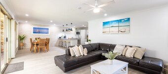 Fingal on Whitesands- all on ground level with air con, wi-fi and boat parking