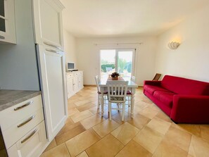 Ferienhaus | Wohnbereich | 22-Zoll-Flachbildfernseher mit Kabelempfang, Fernseher