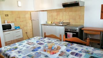 KĂŒhlschrank, Mikrowelle, Ofen, Herdplatte