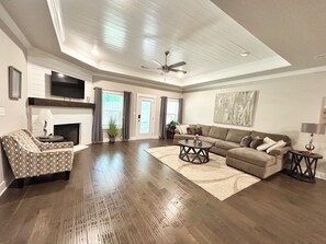 Smart TV, Netflix, Hulu, streaming services - Spacious One Level Ranch Style Luxury Townhouse (Huntsville)