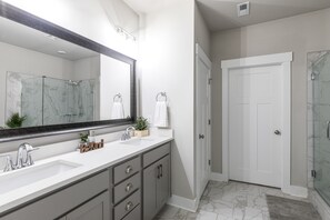 Combined shower/tub, hair dryer, towels, soap - Spacious One Level Ranch Style Luxury Townhouse (Huntsville)