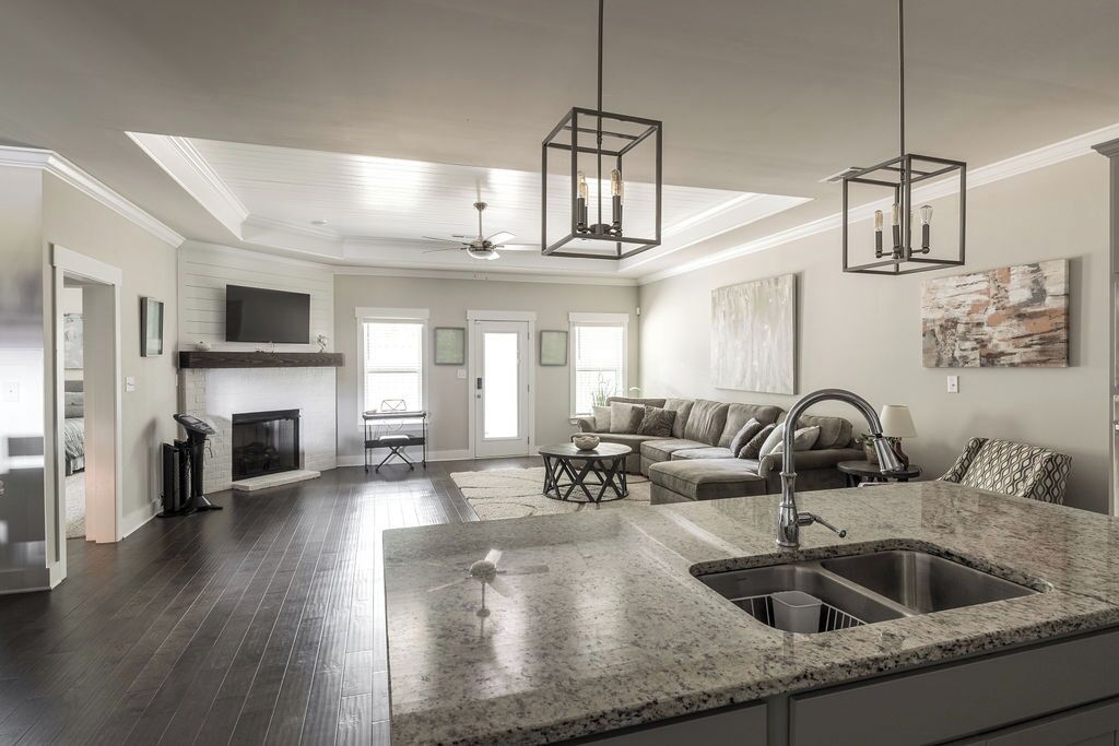 Smart TV, Netflix, Hulu, streaming services