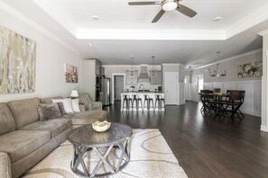 Smart TV, Netflix, Hulu, streaming services - Spacious One Level Ranch Style Luxury Townhouse (Huntsville)