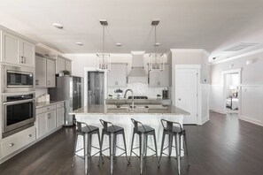 Fridge, microwave, oven, stovetop - Spacious One Level Ranch Style Luxury Townhouse (Huntsville)