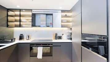 Apartment | Private kitchen | Fridge, oven, stovetop, coffee/tea maker
