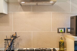 Frigorifero, microonde, forno, piano cottura