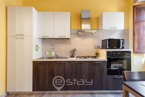 Réfrigérateur, four à micro-ondes, un four, surface de cuisson