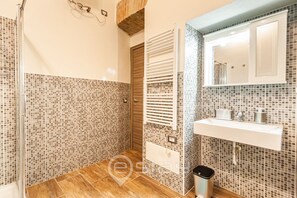 Dusche, Haartrockner, Bidet, Handtücher